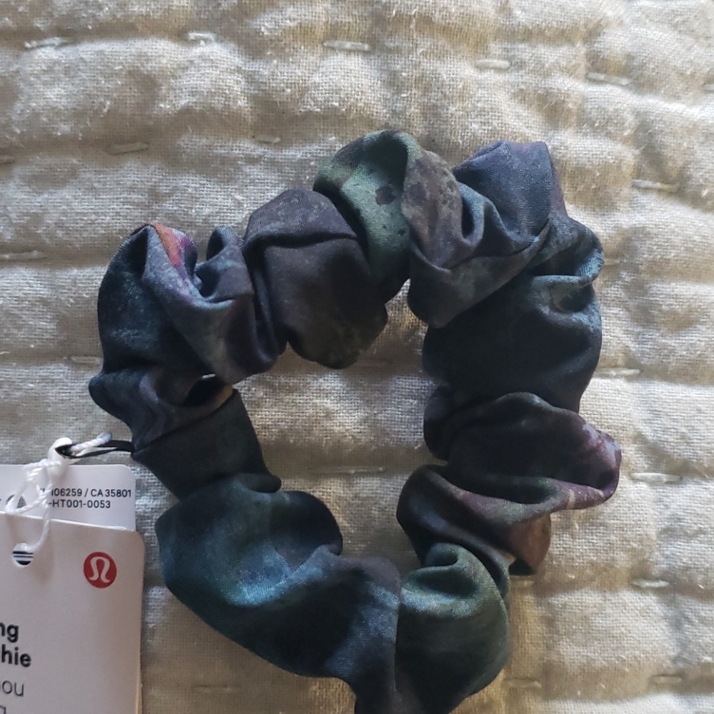 NWT Lululemon Uplifting Scrunchie COSC - Picture 3 of 4